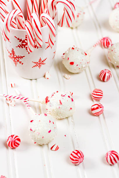 pfefferminze chocolate cake pops - peppermint candy stick striped stock-fotos und bilder