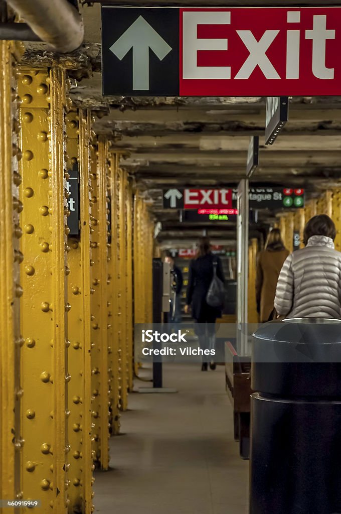 Segnale di uscita in metropolitana - Foto stock royalty-free di Binario della stazione della metropolitana