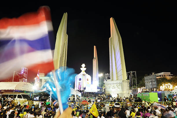 protesters protest gegen yingluck zum rücktritt vor wahlen - political rally fotos stock-fotos und bilder