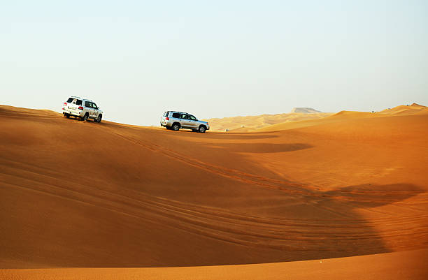 dubai desert voyage en voiture tout-terrain - 4x4 desert sports utility vehicle dubai photos et images de collection