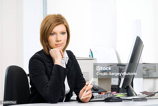Geschäftsfrau Die Mit Computer Stockfoto und mehr Bilder von 20-24 Jahre - 20-24 Jahre, Arbeiten, Attraktive Frau