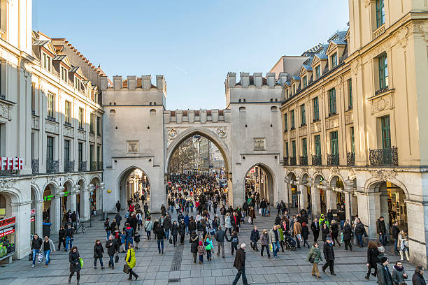 persone superare il karlstor di stachus - karlsplatz foto e immagini stock