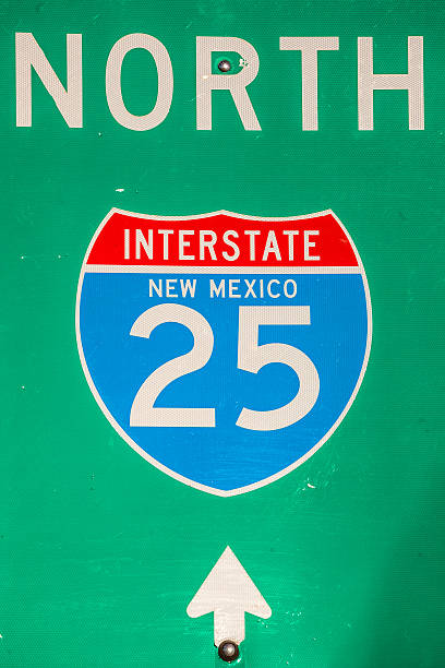 de l'autoroute interstate route - new mexico sign santa fe new mexico road trip photos et images de collection