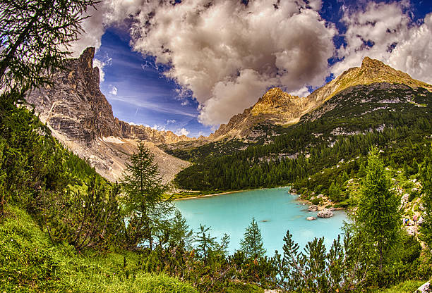 alpin озеро сорапис-итальянский доломитовые альпы великолепный пейзаж - alpin стоковые фото и изображения