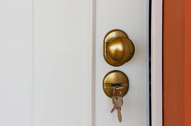 porta aperta con chiavi. - keyhole door wood office foto e immagini stock