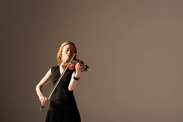 mulher a tocar violino - violinista imagens e fotografias de stock