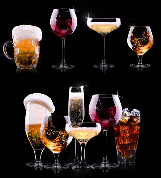набор с различными напитками на черном фоне - barware стоковые фото и изображения