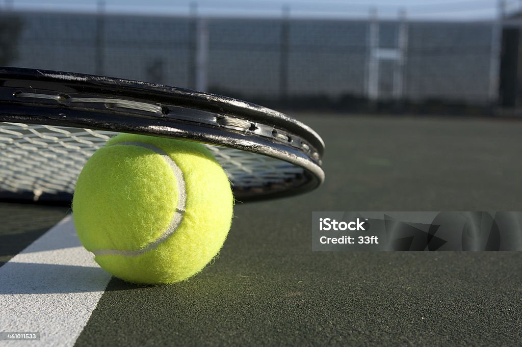 Pelota de tenis y raqueta primer plano - Foto de stock de Actividades recreativas libre de derechos