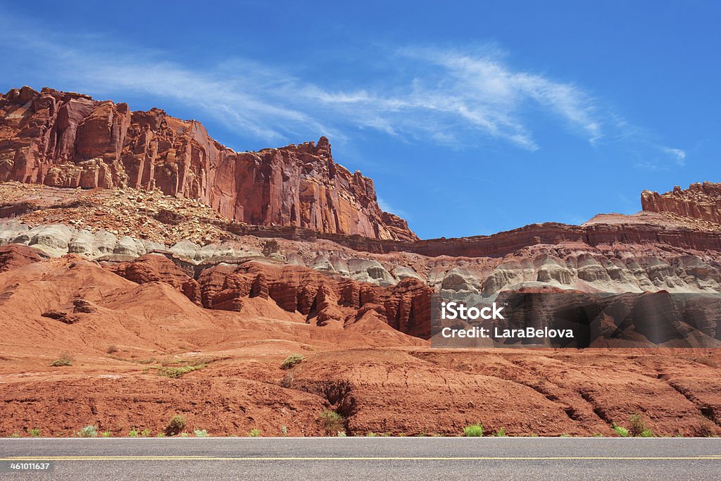 Straße in die Capitol Reef - Lizenzfrei Gebirge Red Mountains Stock-Foto