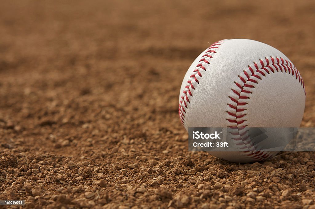 Béisbol en el campo interno suciedad - Foto de stock de Actividades recreativas libre de derechos