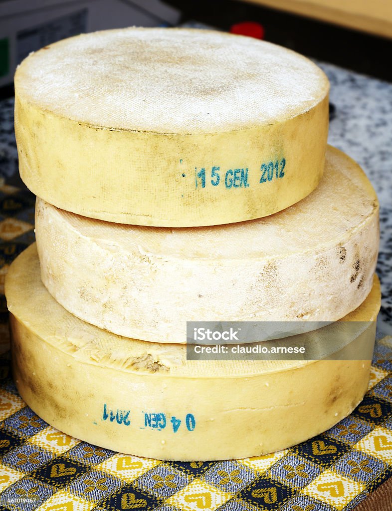 熟したチーズます。カラー画像 - フォンティーナチーズのロイヤリティフリーストックフォト