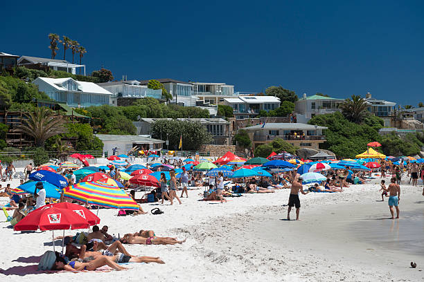 clifton beach, cidade do cabo áfrica do sul - cape town beach crowd people imagens e fotografias de stock