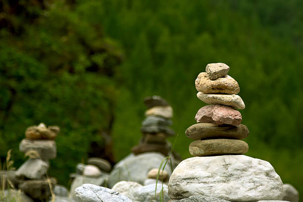 pedras equilibradas - aspirations pebble balance stack imagens e fotografias de stock