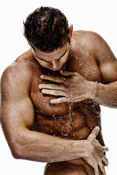 homme musclé ayant une douche - shower portrait male beauty chest photos et images de collection