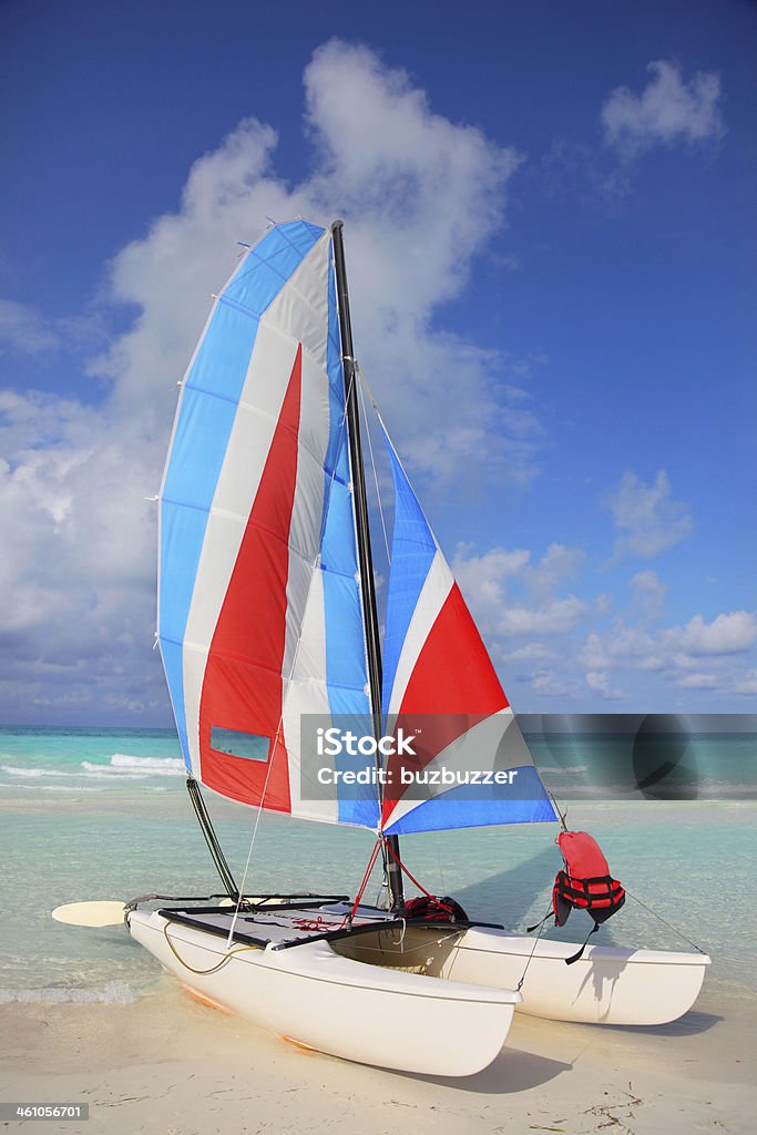 Kleine Katamaran liegt an einem tropischen Strand - Lizenzfrei Atlantik Stock-Foto