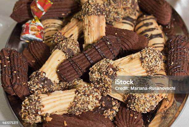 Foto de Festive Biscoitos Com Creme De Chocolate e mais fotos de stock de Amontoamento - Amontoamento, Assado no Forno, Biscoito