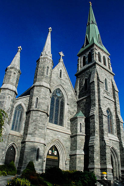 kathedrale von saint patrick norwich, connecticut - door church norwich blue stock-fotos und bilder