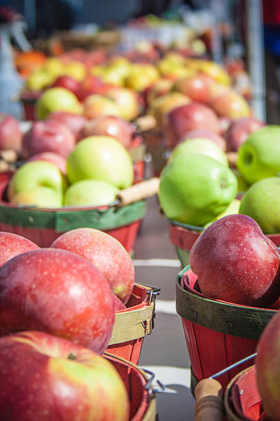 リンゴのバスケット 1 - apple granny smith apple red delicious apple fruit ストックフォトと画像