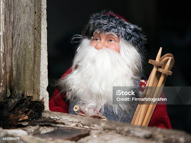 Foto de Santa Na Neve e mais fotos de stock de Artigo de decoração - Artigo de decoração, Barba, Boneca