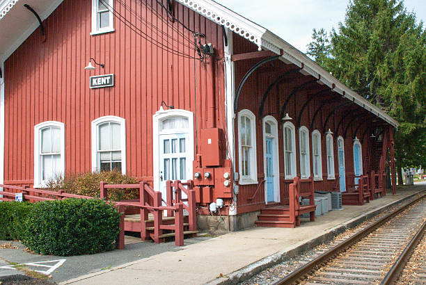 ferrovia con riparazione presso centro di assistenza e alla stazione ferroviaria di kent connecticut - front door international landmark local landmark national landmark foto e immagini stock