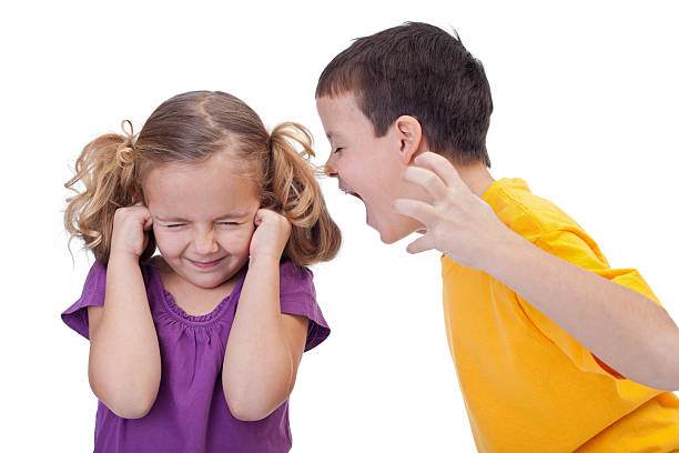 quarreling bambini-ragazzo urlando di ragazza - bullying sneering rejection child foto e immagini stock