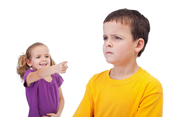 학교 골목대장 컨셉입니다, 여자아이 mocking 남자아이 - bullying sneering rejection child 뉴스 사진 이미지