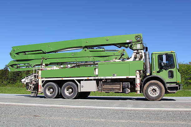 pumper camião de cimento - truck motion road cement truck imagens e fotografias de stock
