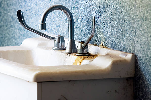 istock Old dirty tap and basin in abandoned hospital 461097687