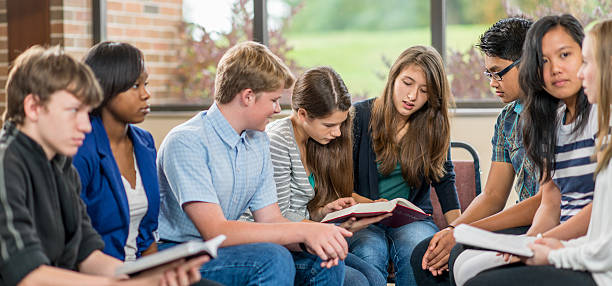 bibel arbeitszimmer - bible study group of people teenager stock-fotos und bilder