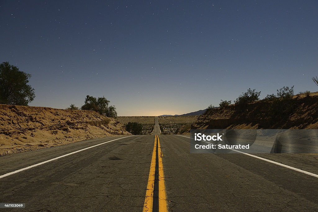 엠티 로드쇼의 통해 사막 야간에만 - 로열티 프리 도로 스톡 사진