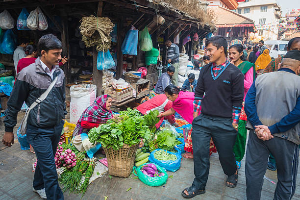 kathmandu gente del luogo di shopping nella movimentata strade affollate nepal - thirld world foto e immagini stock