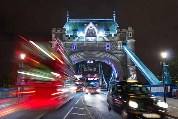 puente de la torre, autobuses y un taxi - black cab fotografías e imágenes de stock