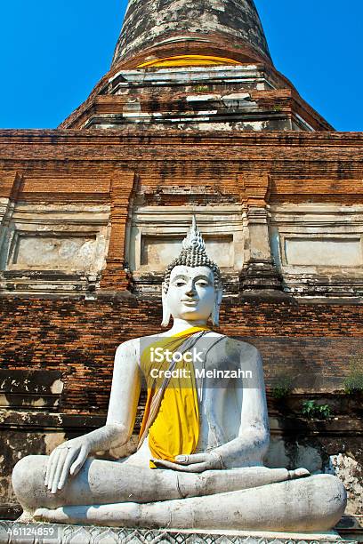 Una Estatua De Budas En Templo Wat Yai Chai Mongkol Foto de stock y más banco de imágenes de Amarillo - Color