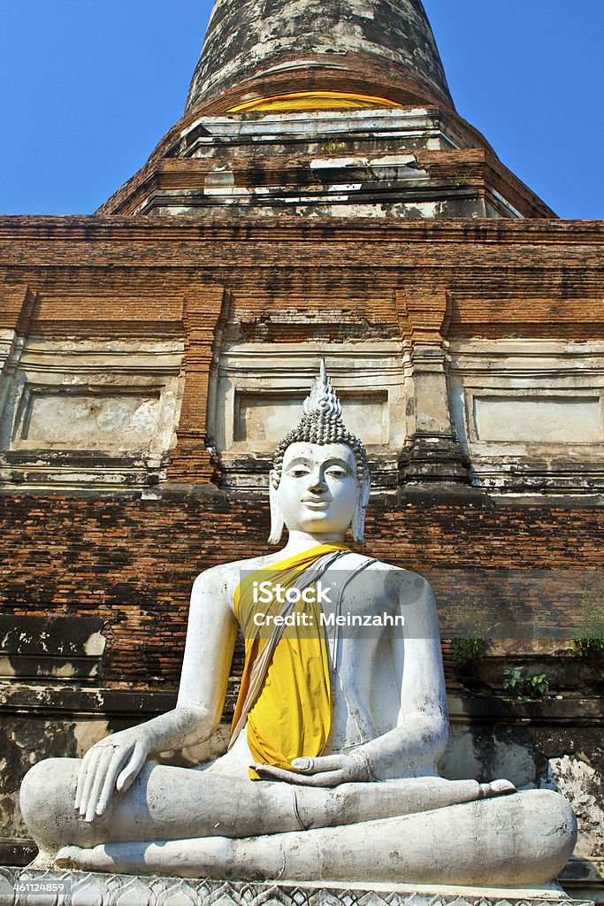 Bellissima statua di Buddha nel tempio di Wat Yai Chai Mongkol - Foto stock royalty-free di Ambientazione tranquilla