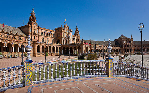 난간 장식된 azulejos on 플라자 드 에스파냐 in 세빌랴 - plaza de espana seville victorian architecture architectural styles 뉴스 사진 이미지