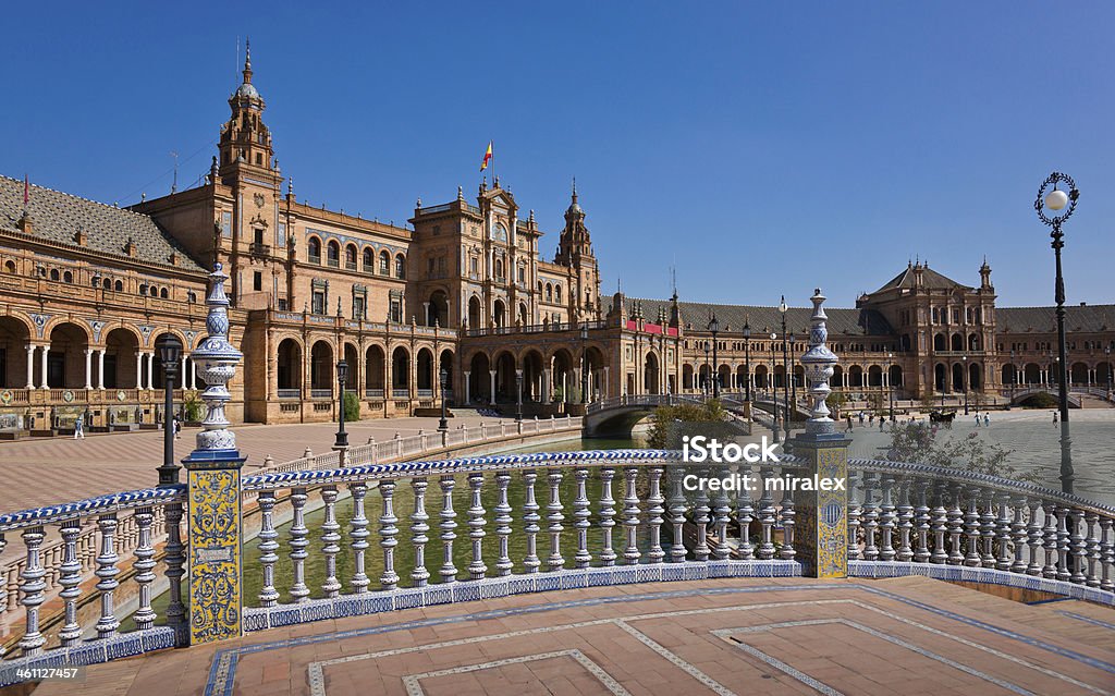 Balaústre decorado com Azulejos na Plaza de Espana, em Sevilha - Foto de stock de Andaluzia royalty-free