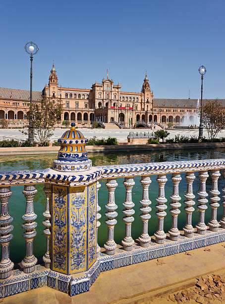 난간 장식된 azulejos on 플라자 드 에스파냐 in 세빌랴 - plaza de espana seville victorian architecture architectural styles 뉴스 사진 이미지