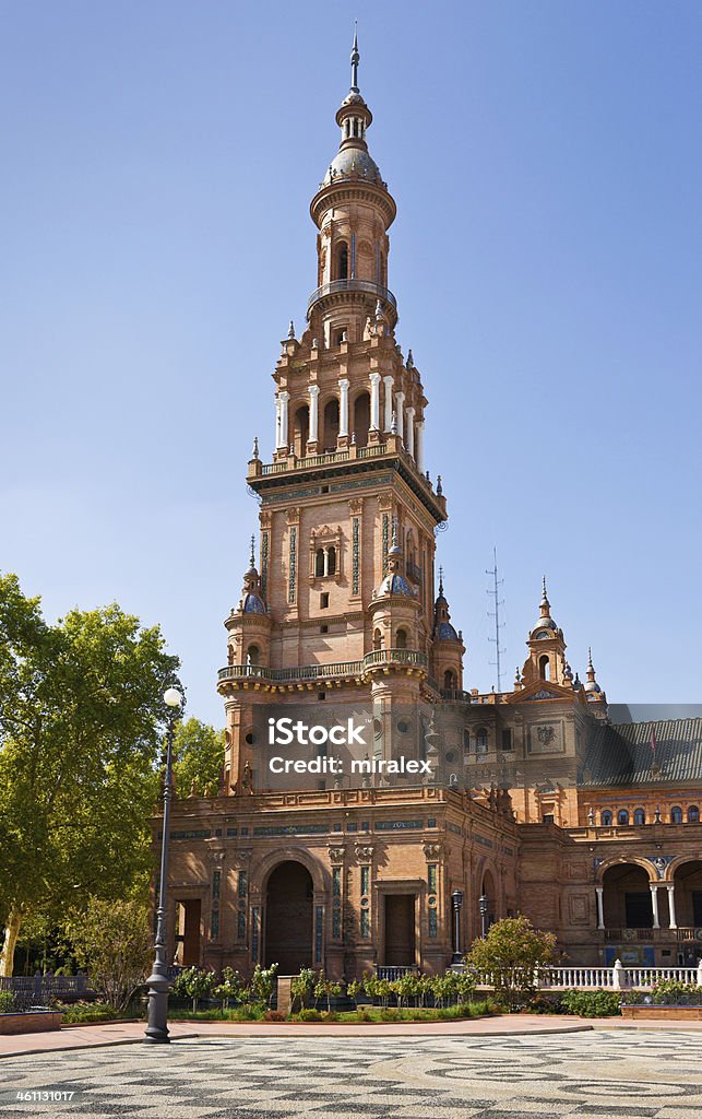 Torre com Sino no Plaza de España em Sevilha, Espanha - Royalty-free Alto - Descrição Física Foto de stock