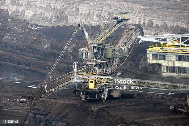 オープンストリップ石炭鉱山 Excavator でコンベアベルト - コンベヤーベルトのストックフォトや画像を多数ご用意 - コンベヤーベルト, ショベルローダー, ダンプカー
