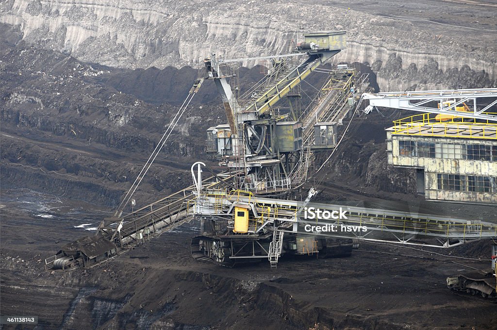 Открытый Стрип Угольная шахта excavator at Лента конвейера - Стоковые фото Machinery роялти-фри