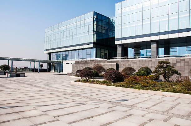 centre d'affaires moderne square - glass architecture prosperity business photos et images de collection