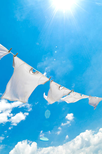 vêtements ligne, - corde à linge photos et images de collection