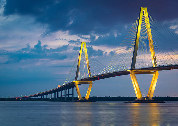 arthur ravenel bridge em charleston, carolina do sul - charleston south carolina south carolina bridge suspension bridge imagens e fotografias de stock