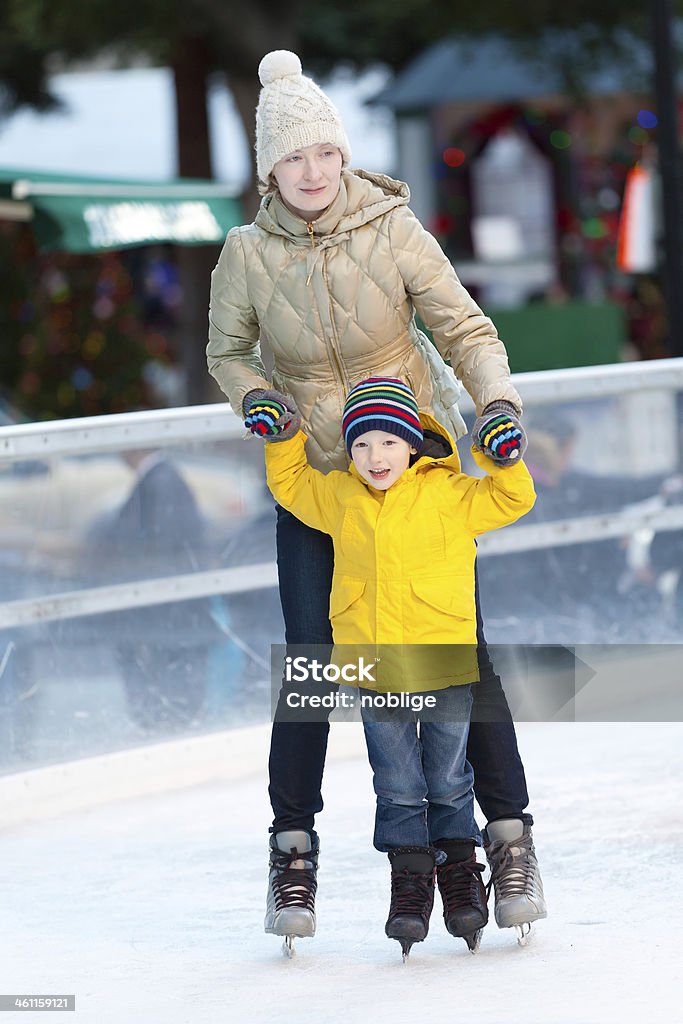 Pattinaggio su ghiaccio di famiglia - Foto stock royalty-free di Adulto