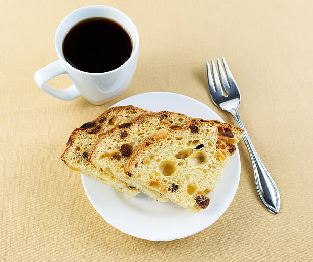 golden pasta italiana recién rebanadas y café para el desayuno - gold carbohydrate food food and drink fotografías e imágenes de stock