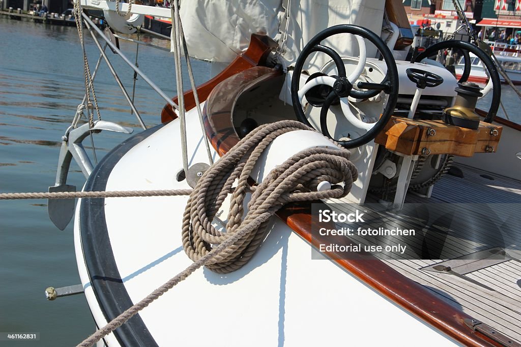 Barca a vela nel porto di Volendam - Foto stock royalty-free di Acqua