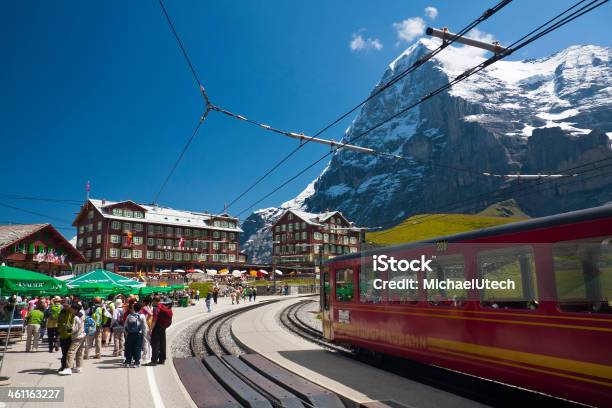 Jungfraubahn E Kleine Scheidegg Station Alpes Suíços - Fotografias de stock e mais imagens de Aldeia