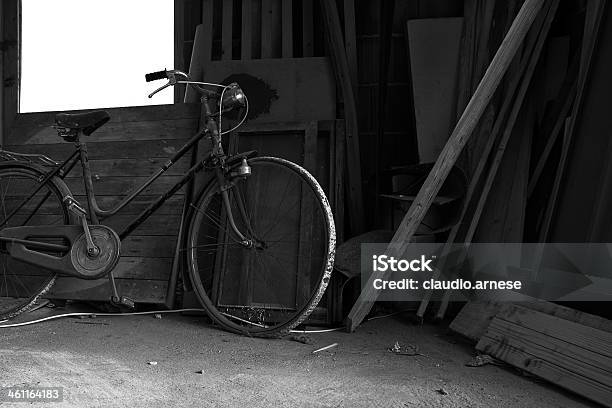 Vecchia Bicicletta Bianco E Nero - Fotografie stock e altre immagini di Abbandonato - Abbandonato, Ambientazione interna, Arrugginito