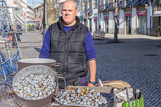 castagne arrosto sul streetwalk - chestnut market vendor roasted christmas foto e immagini stock