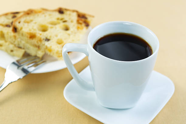 café y pasteles preparados para el desayuno - gold carbohydrate food food and drink fotografías e imágenes de stock